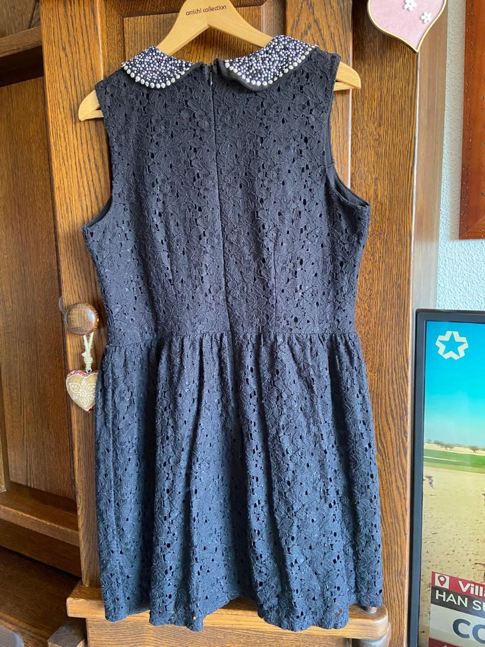 Vestido de encaje negro, cuello con pedrería. Clockhouse. Talla XL – photo 9